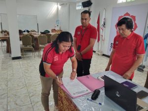 Ibu Kadek Indrayanthi menandatangani berita acara sertijab KSP Kopdit Swastiastu